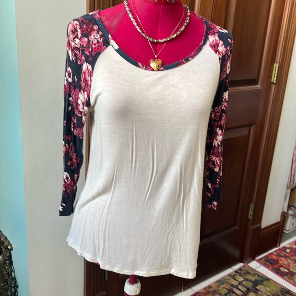 Eyeshadow, top   3/4 contrast Raglan sleeves  scoop neck  Cream navy red  size S